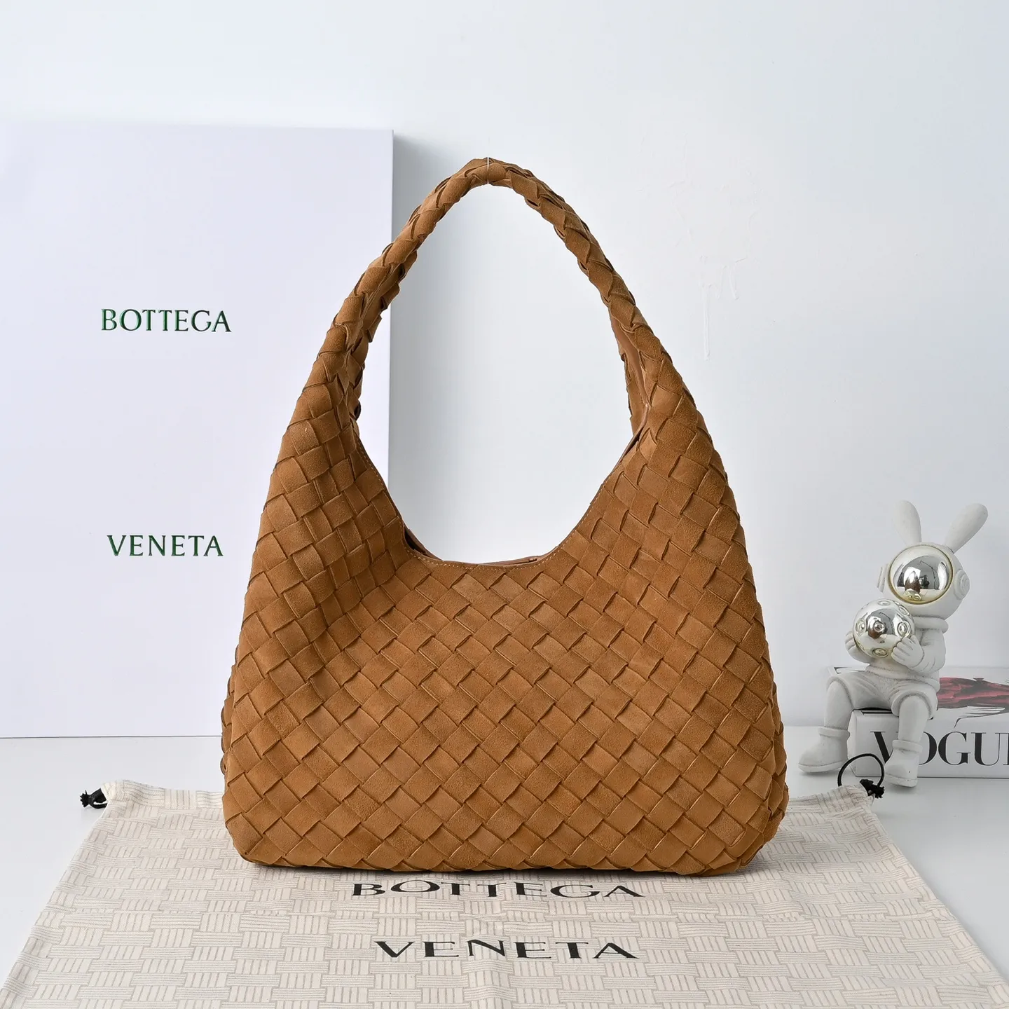 Batch 2160 BV new product suede Campana handbag The classic return of the Campana handbag is retro and charming ☄️Inspired by the classic collection of 2004🌟Each leather strip is made of two layers of Nappa lambskin🐏, showing the ultimate craftsmanship of full weaving inside and outside. The bag is super light, uses leather straps to open and close, and is equipped with a hidden magnetic buckle. It has two forms that can be switched, and the capacity is amazingly large. Whether it is for daily travel or to carry various small items✈️, it can be easily carried! Grab two hands for commuting and dating, and bring out French laziness🌤️ Model: 4249 Size: 33x20x16.5